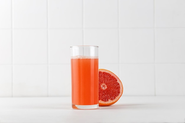 Макет сока грейпфрута в стакане Свежевыжатый сок Для упаковки и меню