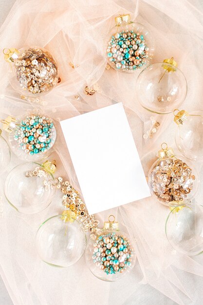 Foto mock-up kaart. kerst glazen transparante bal met kleurrijke fonkelende confetti en decoratie. kerst concept