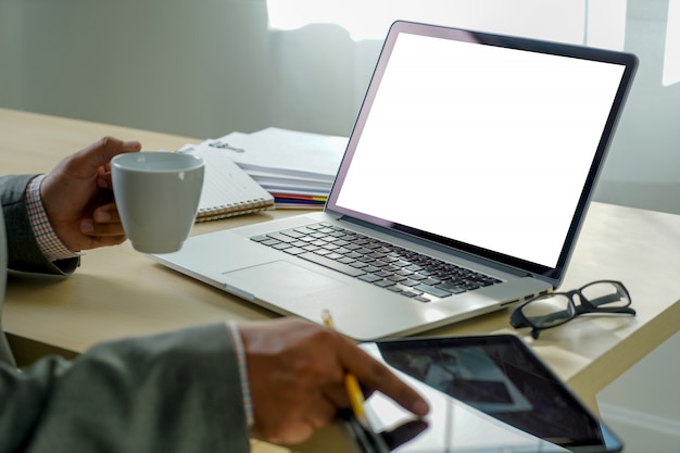 Mock-up Laptop gebruiken met een moderne computer met een leeg scherm