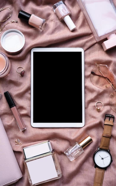 Mock up leeg leeg digitaal tabletscherm op roze beige mode cosmetische vrouwelijke accessoire geschenken verkoop plat lag achtergrond, online computer winkelen in e-commerce technologie concept, verticaal bovenaanzicht