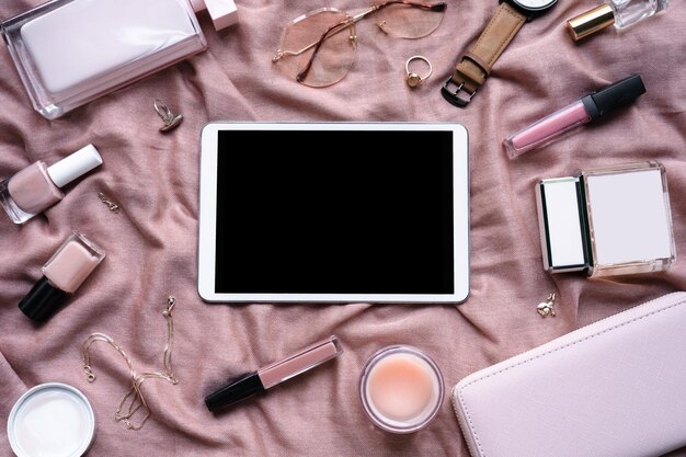 Mock up leeg leeg digitaal tabletscherm op roze beige mode cosmetische vrouwelijke accessoire geschenken verkoop plat lag achtergrond, online pad computer winkelen in e-commerce technologie concept boven bovenaanzicht