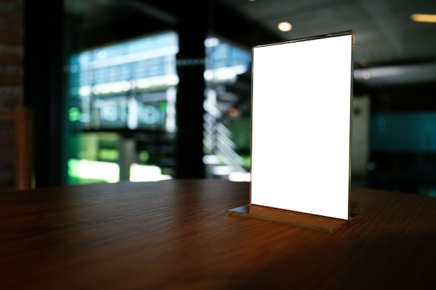 Mock up menu frame staande op houten tafel in bar restaurant cafe. ruimte voor tekst.