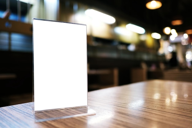 Mock up Menu frame staande op houten tafel in Bar restaurant café ruimte voor tekst