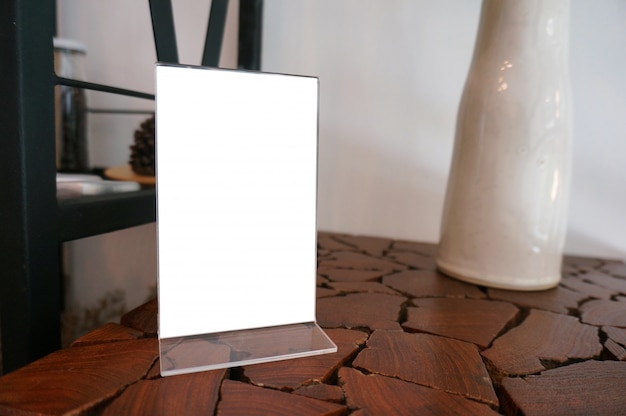 Макет рамка меню, стоящий на деревянном столе в кафе-баре ресторана. пространство для текста.