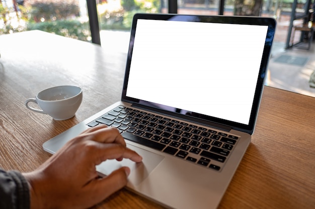 Mock-up met behulp van laptop met een leeg scherm moderne computer Werkruimte in coffeeshop