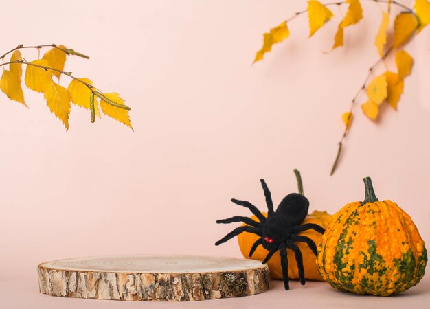 Foto mock up met halloween houten product stadium pompoen spin en herfst bladeren