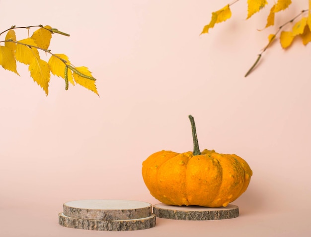 Foto mock up met houten product podium pompoen en herfstbladeren