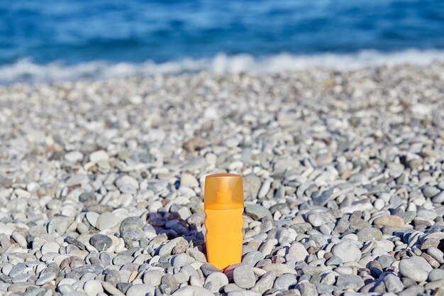 Фото Макет солнцезащитного крема на гальке вид сверху концепция спа-косметического солнцезащитного крема и увлажняющего крема фото высокого качества