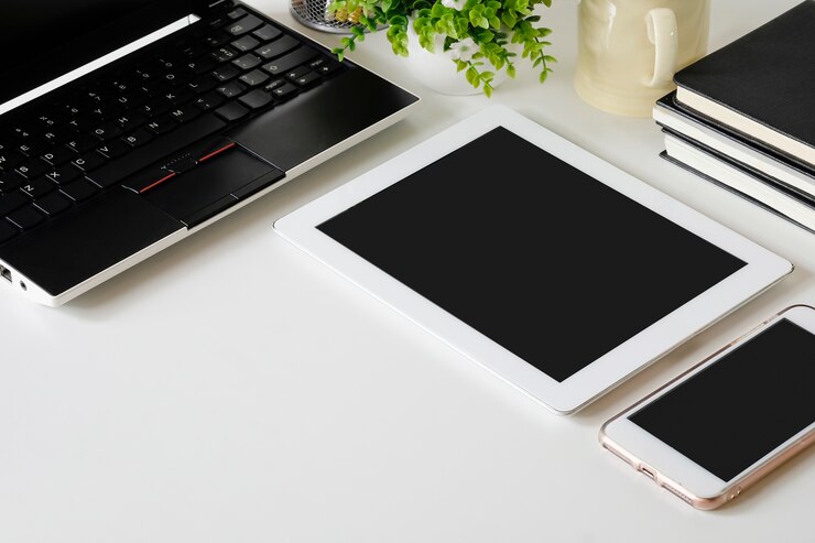Photo タスクフォースオフィスのスマートフォンとタブレットをノートパソコンでモックアップする。