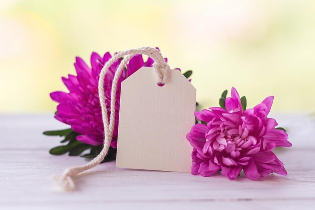 Mock-up tag en roze bloemen wenskaart