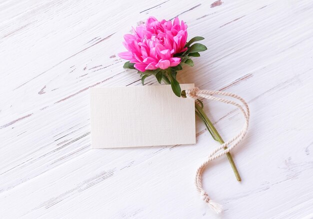 Mock-up tag en roze bloemen wenskaart