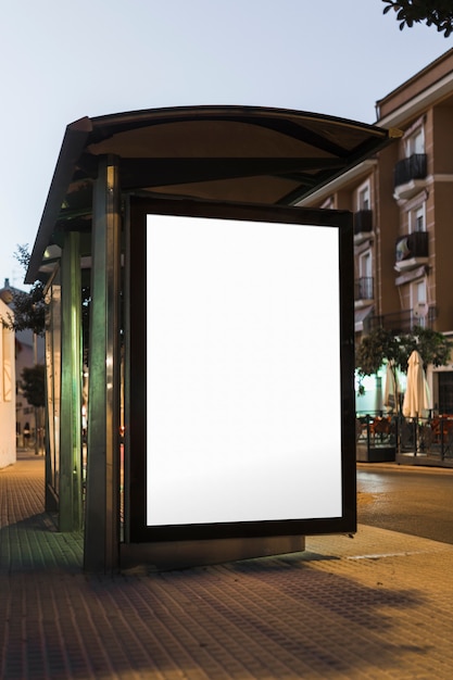 Foto mock-up di template bus stop lightbox di notte