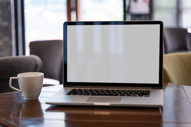 モックアップ空白の画面のコンピュータのモダンなラップトップを使用