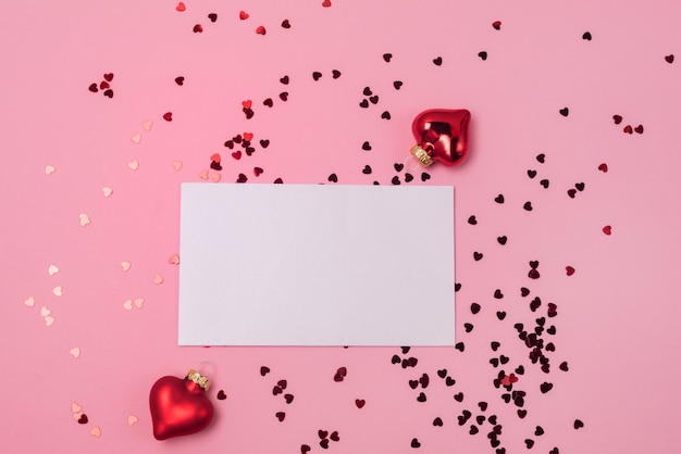 Mock up Valentijnsdag concept twee rode deciration in de vorm van harten en witte Blanck