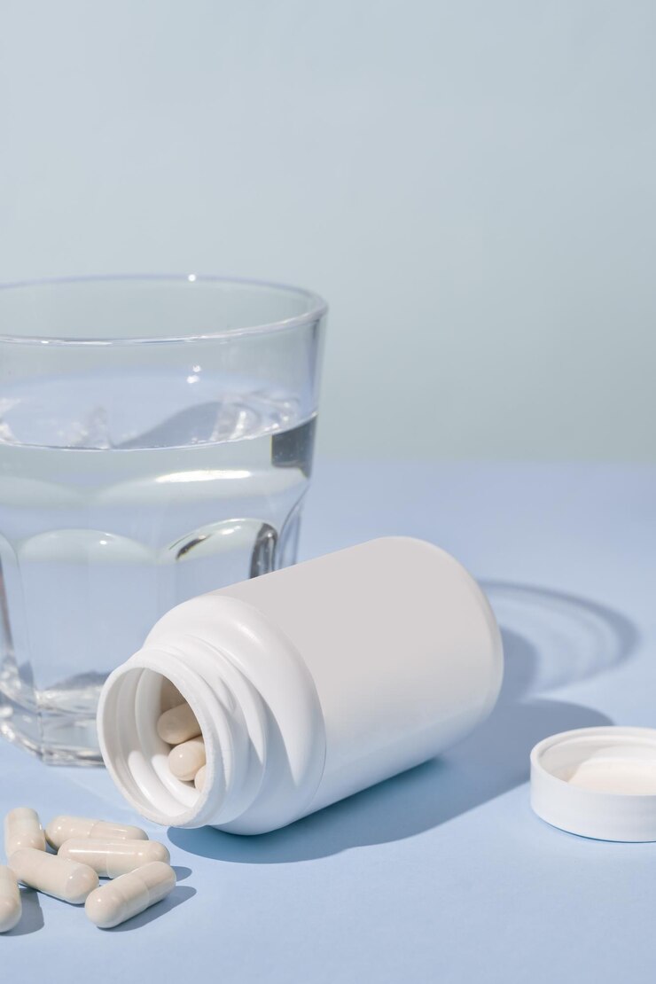 Mock-up van een buis voor geneesmiddelen of vitamines met een open deksel Tablets liggen verspreid in de buurt Mock-op van de verpakking van het product Leeg buis met ruimte voor logo en tekst