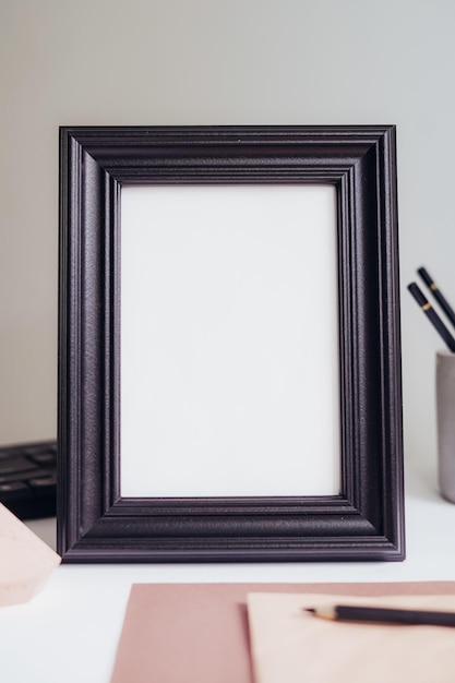 Mock-up van een leeg fotoframe op de muur