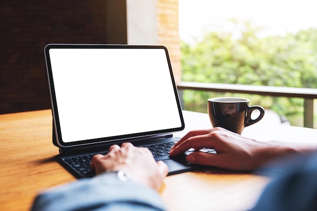 Mockup-afbeelding van een vrouw die een digitaal tablettoetsenbord gebruikt en typt met een leeg wit bureaubladscherm als computer-pc