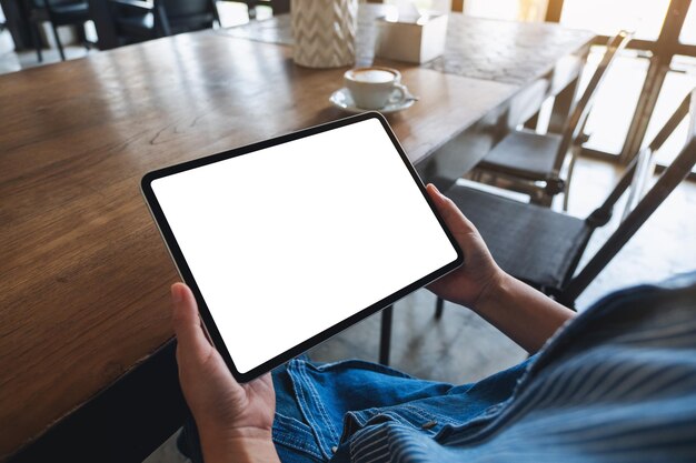 Mockup-afbeelding van een vrouw met een digitale tablet met een leeg wit bureaubladscherm