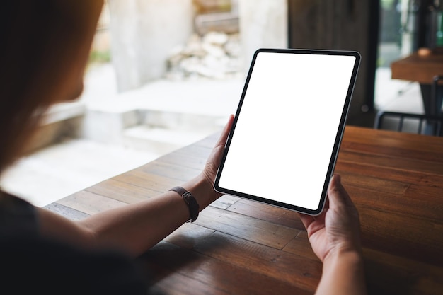 Mockup-afbeelding van een vrouw met een digitale tablet met een leeg wit bureaubladscherm
