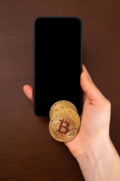 Mockup betalen met bitcoin vrouw met mobiele telefoon