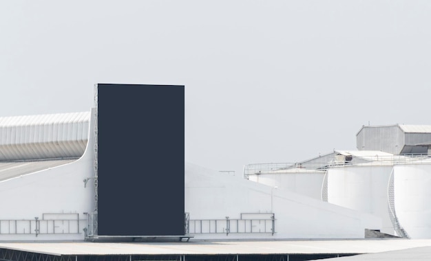 Mockup billboard op industriegebouw met uitknippad