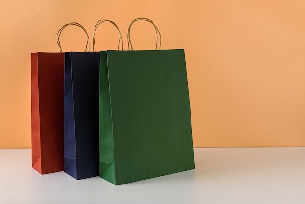 Mockup di pacchetto artigianale vuoto o shopping bag di carta colorata con manici