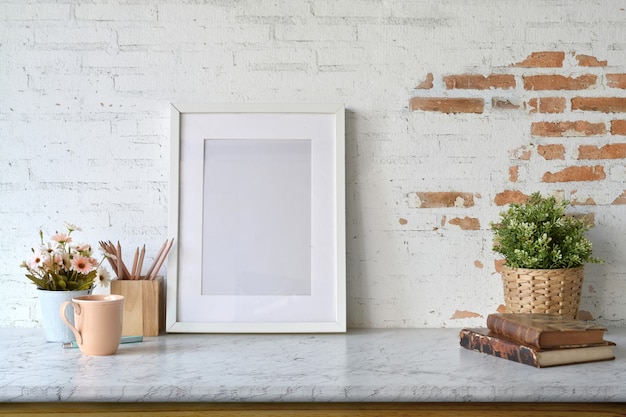 Макет пустой плакат с домашнее растение над белой кирпичной стеной.
