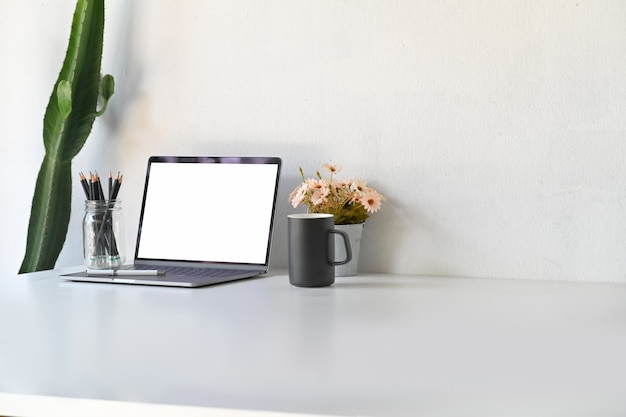 mockup blank screen laptop on table