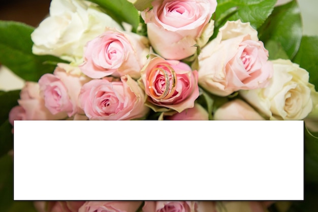 写真 ピンクのバラの花と結婚指輪フラットのモックアップ空白の白いカードは、結婚式の招待状の上面図を置きます