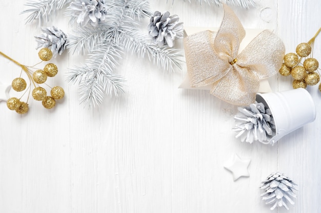 Mockup regalo di natale fiocco oro e cono albero, flatlay su un bianco