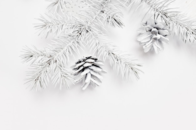 モックアップクリスマスホワイトツリーとコーン