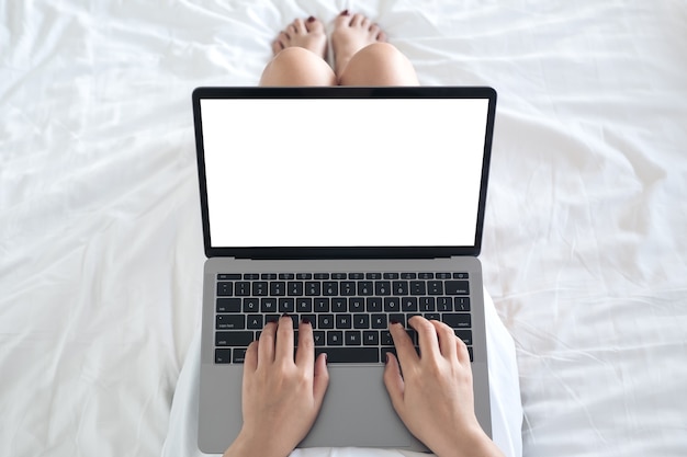 Mockup computer laptop op het bed in de slaapkamer