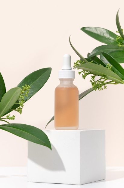 Mockup cosmetica-serum met een pipet in een transparante matglazen peeling met melkzuur aha-zuur