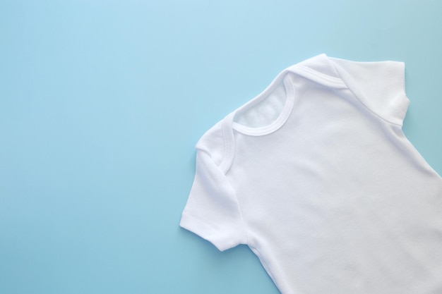 Белое боди Mockup Flat Lay на синем фоне