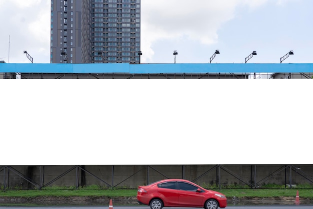 Макет полностью горизонтального рекламного щита Большие рекламные щиты в городе в дневное время с большими зданиями на заднем плане