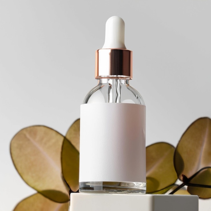 Photo mockup glass bottle natural floral serum dropper lotion treatment for skin care cosmetic product