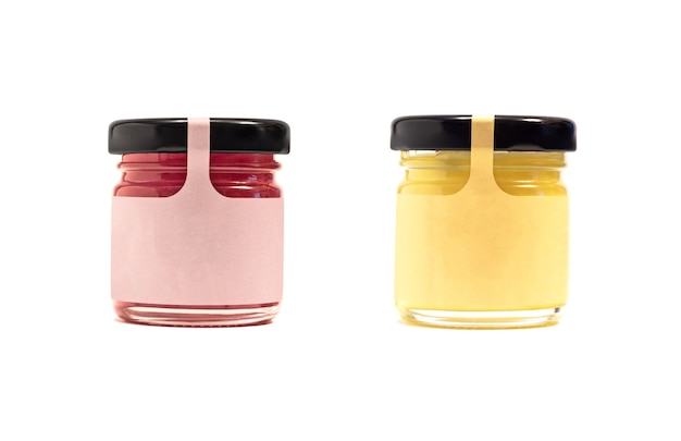 Mockup di barattoli di vetro con miele, marmellata o altro prodotto conservato con etichetta di carta isolato su bianco