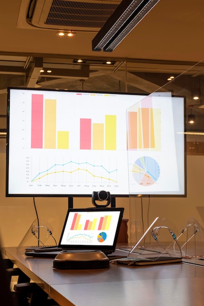 Foto mockup grafiek presentatie diavoorstelling op display televisie en laptop in vergaderruimte