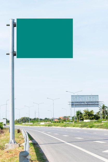 Mockup groen verkeersbord op snelweg weg