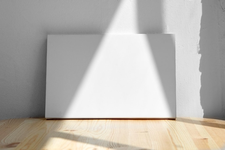 Foto mockup horizontaal leeg canvas op houten tafel witte muur met schaduwen