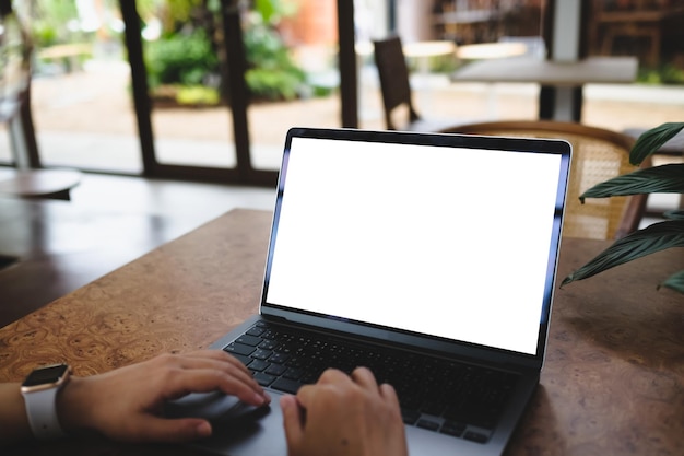 Immagine mockup di una donna d'affari che utilizza laptop con schermo desktop bianco vuoto