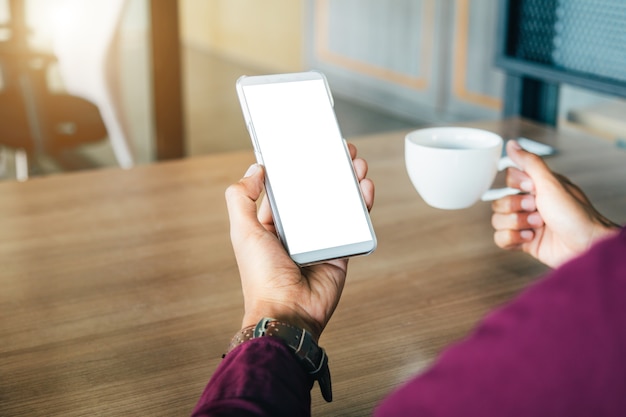Макет изображение руки человека белый мобильный телефон с пустой экран технологии