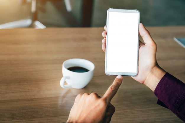 Immagine del modello delle mani dell'uomo che tiene telefono cellulare bianco con tecnologia dello schermo in bianco.