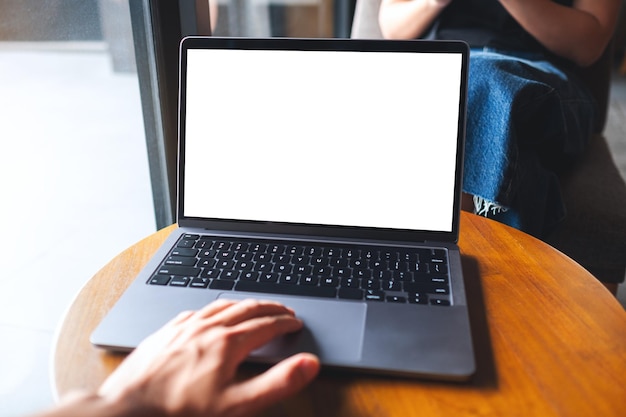 Мокап изображения человека, использующего и касающегося сенсорной панели ноутбука с пустым белым экраном рабочего стола