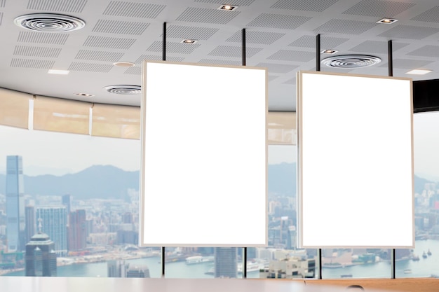 Фото Мокет изображения пустых рекламных щитов, плакатов на белом экране для рекламы, пустых рамок для фотографий в кафе для вашего дизайна