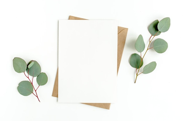 写真 モックアップ招待状空白のグリーティングカードと緑の葉ユーカリフラットレイトップビュー