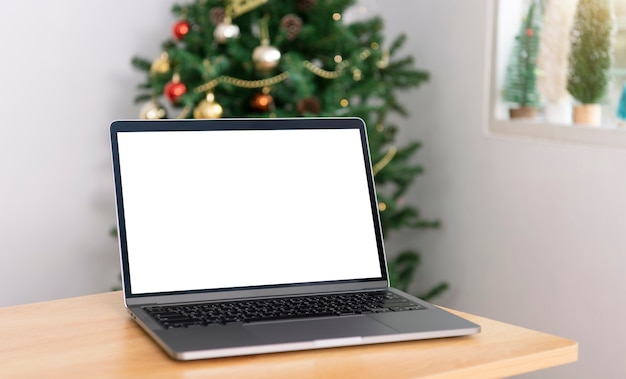 Mockup-laptop met wit scherm op kantoortafel werkruimte op kantoor aan huis mock-up kopieerruimte