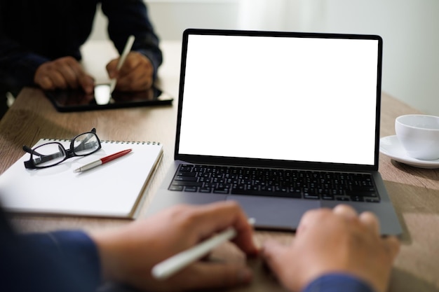 Mockup leeg scherm computer man met laptop op bureau in kantoorlaptop met leeg kopieerruimtescherm voor uw reclametekstbericht