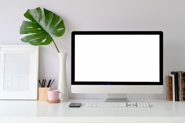 Foto mockup leeg scherm desktopcomputer op tafel. werkruimte thuisstudio