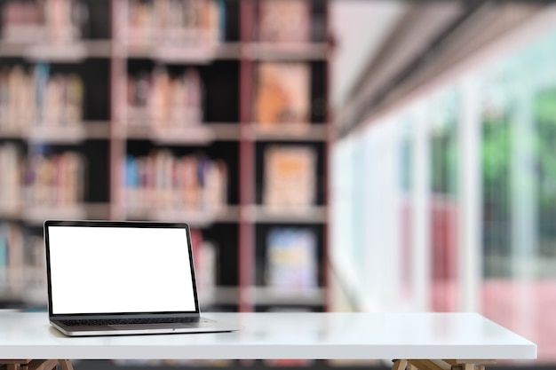 Mockup Leeg scherm laptop witte bureau tafel.